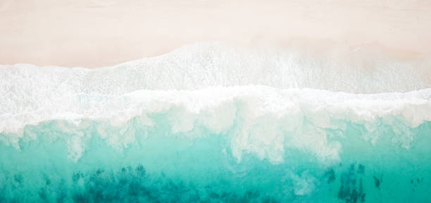 plage de paradis et vagues d’en haut - sand wave pattern beach wave photos et images de collection