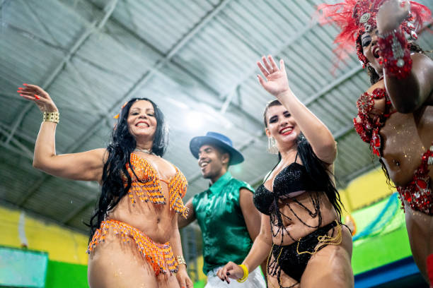 学校のカーニバルでブラジルのカーニバルを祝い、踊る人々 - political party concepts glamour friendship ストックフォトと画像