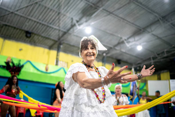 verticale de baiana (femme brésilienne traditionnelle du nord-est) à l’école de carnaval - fête de lécole photos et images de collection