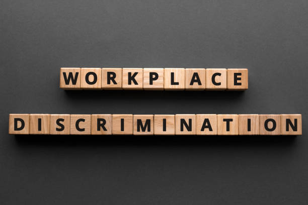 diskriminierung am arbeitsplatz - wörter aus holzblöcken mit buchstaben - vorurteil stock-fotos und bilder