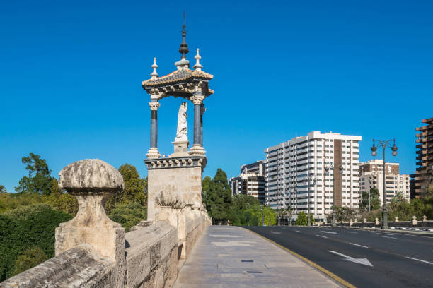 バレンシア、スペインのサン・ヴァンサン・フェレールの彫刻とゴシック様式の橋ポン・デル・レアル - 16th century style 写真 ストックフォトと画像