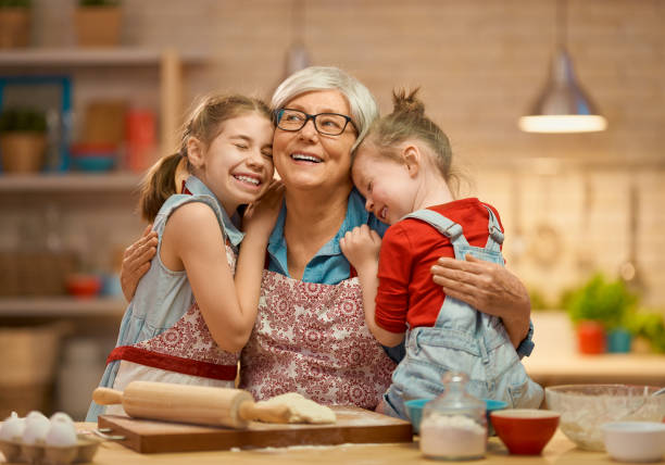domowe jedzenie i mały pomocnik - grandmother pie cooking baking zdjęcia i obrazy z banku zdjęć