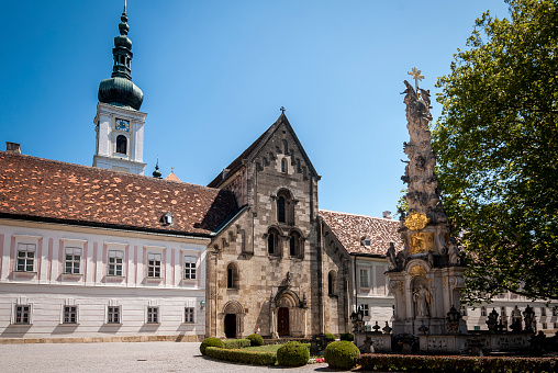 HEILIGENKREUZ, VIENA, AUSTRIA - AUG 9 , 2019: patio interior y vista del monasterio cisterciense Heiligenkreuz (santa cruz) abadía con columna de trinidad photo