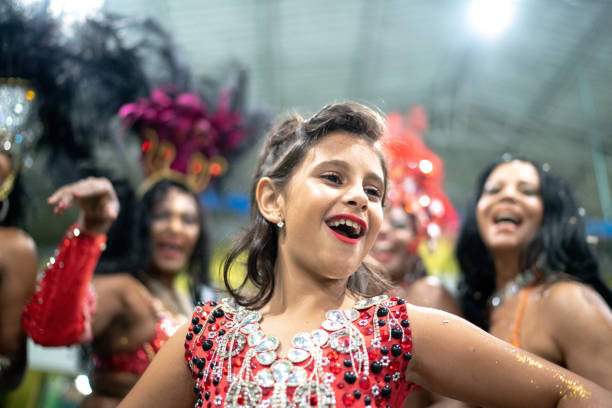 ブラジルのカーニバルを祝い、踊る小さなかわいい女の子 - スペイン国民党 ストックフォトと画像