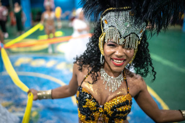 ritratto di donna (passista) che celebra e balla al carnevale brasiliano - carnival parade foto e immagini stock