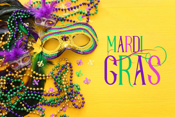 wakacje obraz mardi gras masquarade weneckiej maski na żółtym tle. widok z góry - mardi gras zdjęcia i obrazy z banku zdjęć