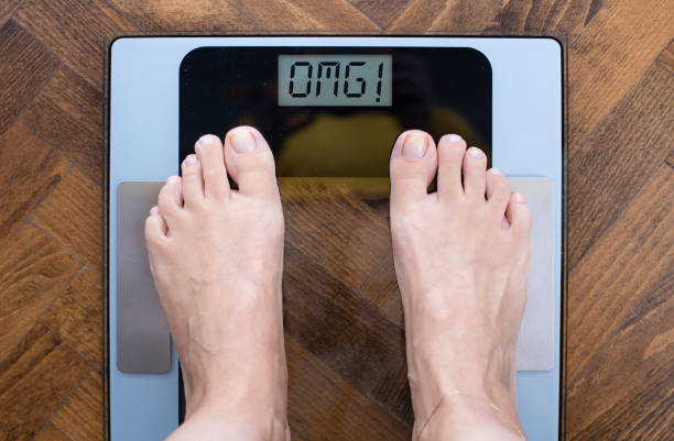 piedi femminili su scala di peso - emaciated weight scale dieting overweight foto e immagini stock