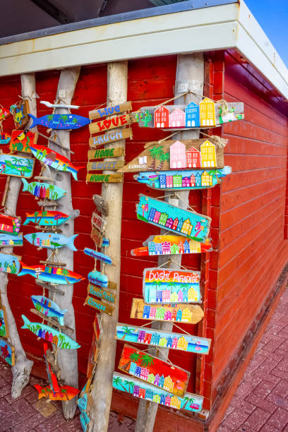 ir de compras en el puerto para regalos y recuerdos de vendedores locales. - kiosk editorial traditional culture famous place fotografías e imágenes de stock