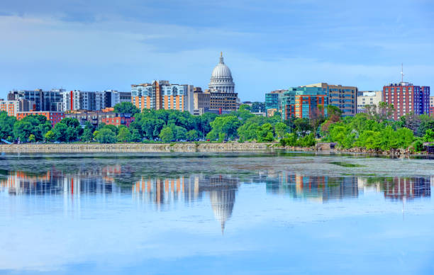 madison skyline odbijając się na jeziorze monona - madison wisconsin zdjęcia i obrazy z banku zdjęć