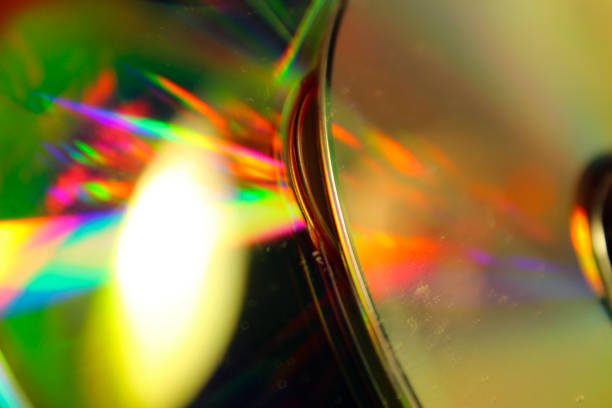 컴팩트 디스크가 있는 흐린 배경 - dvd cd computer software red 뉴스 사진 이미지