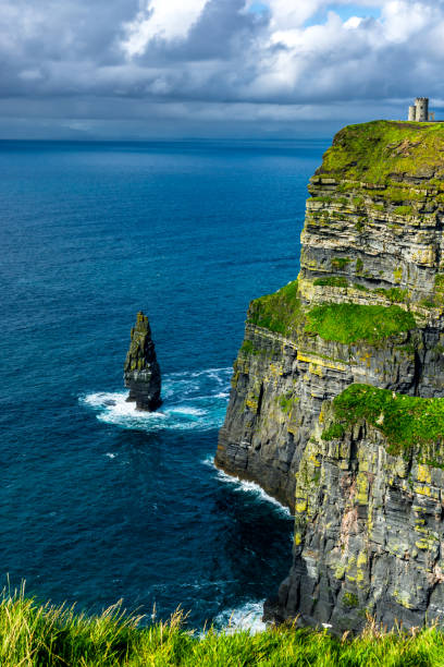 cliffs of moher in ireland - republic of ireland cliffs of moher cliff galway imagens e fotografias de stock