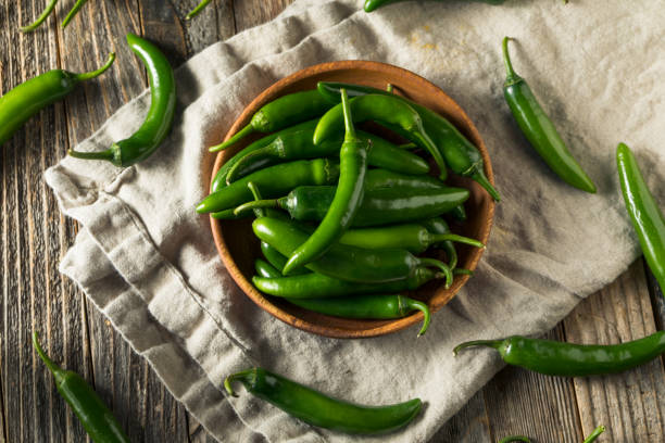 pimientos serranos orgánicos verdes crudos - pimiento verde fotografías e imágenes de stock