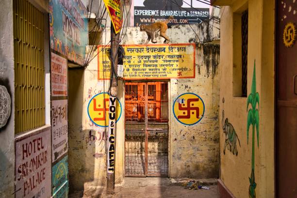 strada con cartelli di alloggio a varanasi, india - entrance door old ancient foto e immagini stock