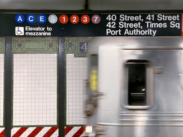 estação de metrô times square - train blurred motion nobody subway train - fotografias e filmes do acervo