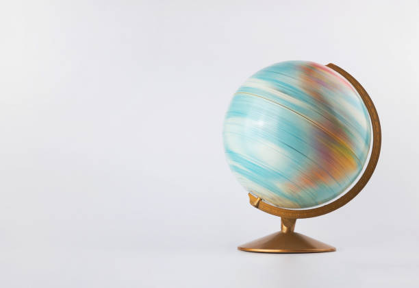 modelo de globo giratório em movimento isolado em fundo branco - spinning - fotografias e filmes do acervo