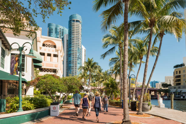 ludzie walking fort lauderdale riverwalk na dzień wiosny na florydzie usa - las olas quarter zdjęcia i obrazy z banku zdjęć