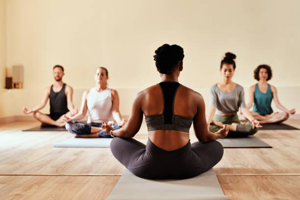 kiedy uwierzysz, otrzymasz - yoga class caucasian young adult group of people zdjęcia i obrazy z banku zdjęć