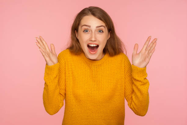 와우, 오 세상에! 스웨터에서 깜짝 놀란 흥분 생강 소녀의 초상화 는 손을 들고 놀라움으로 카메라를보고 - women screaming surprise fear 뉴스 사진 이미지