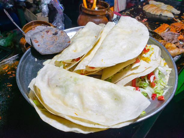 tacos de rua em um prato em um mercado noturno, guatemala - horizontal guatemala leaf vegetable market - fotografias e filmes do acervo