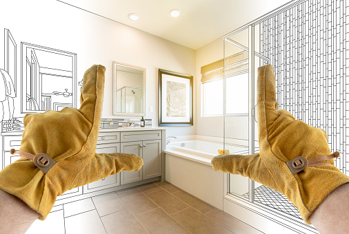Manos de contratista masculino enmarcado sección completa de baño sobre el dibujo del baño photo