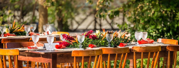 tropikalne kwiaty stół weselny z ustawieniem miejsca - place setting wedding table decoration zdjęcia i obrazy z banku zdjęć