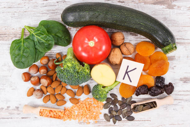 ingrédients naturels comme source de potassium, vitamine k, minéraux et fibres - letter k photos et images de collection