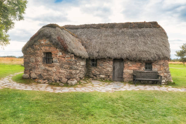 vecchia casa scozzese in pietra con tetto di paglia - cottage scotland scottish culture holiday foto e immagini stock