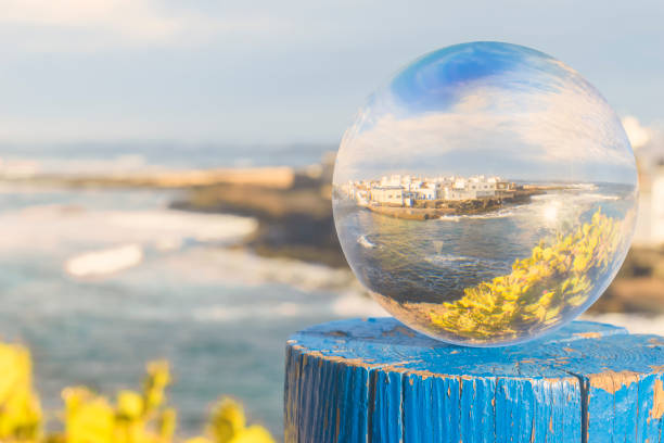 antiguo puerto pesquero de el cotillo en fuerteventura fotografiado a través de una bola de cristal - el cotillo fotografías e imágenes de stock