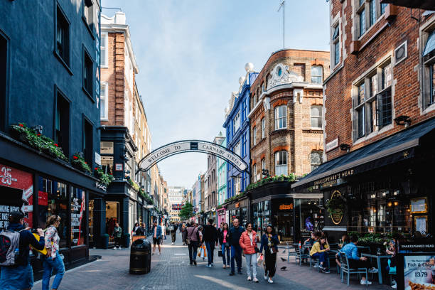 vista da rua carnaby. é uma rua comercial de pedestres no soho, em londres. - british culture elegance london england english culture - fotografias e filmes do acervo