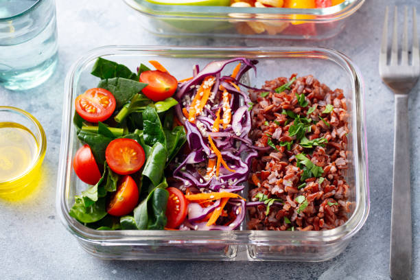 almuerzo con verduras, arroz integral y ensalada. alimentación saludable. fondo gris. de cerca. - cabbage close up food fork fotografías e imágenes de stock