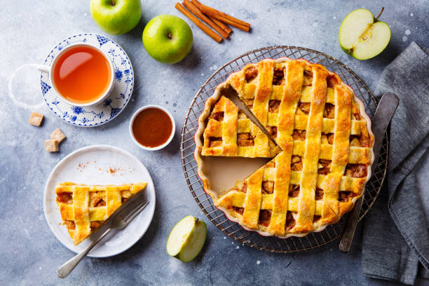 tarte aux pommes sur une grille de refroidissement. fond gris. copiez l’espace. vue du haut. - apple pie baked pastry crust apple photos et images de collection