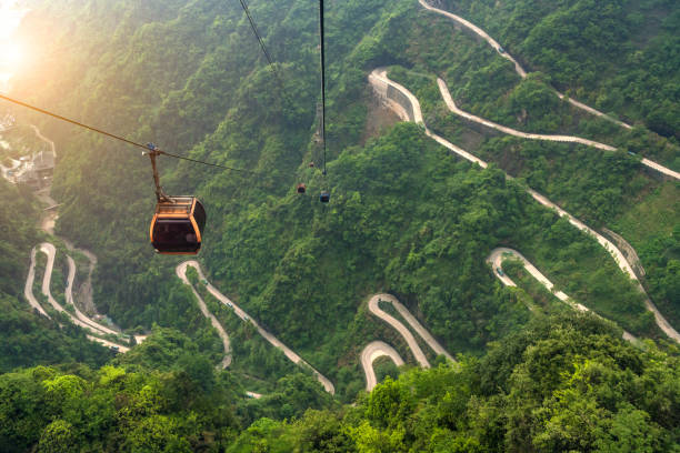 monte tianmen, vista dalla funivia, parco nazionale di zhangjiajie, cina - highway road street twisted foto e immagini stock