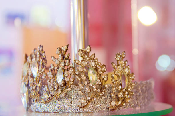 coroa de ouro em cima de vidro . corona sobre vitrine de vidro . corona feito para o casamento . fundo de vidro de tiara dourada. - beauty contest tiara crown wedding - fotografias e filmes do acervo