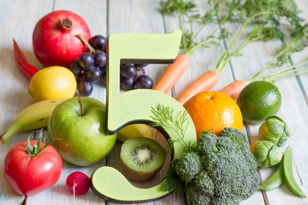 5 신선한 과일과 채소건강한 다이어트 라이프스타일 컨셉으로 하루 5회 분량 - healthy eating white wood portion 뉴스 사진 이미지