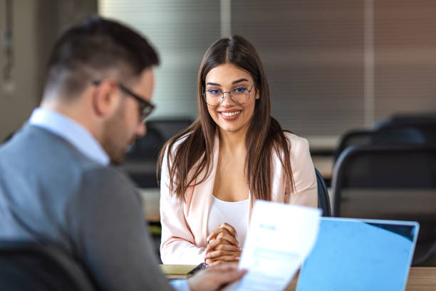 cliente sorridente falando com gerente masculino - financial occupation business shaking human hand - fotografias e filmes do acervo