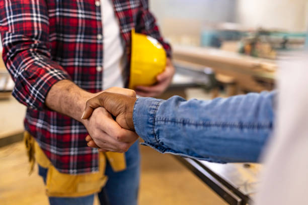 contractors agree deal - manual worker handshake industry warehouse imagens e fotografias de stock