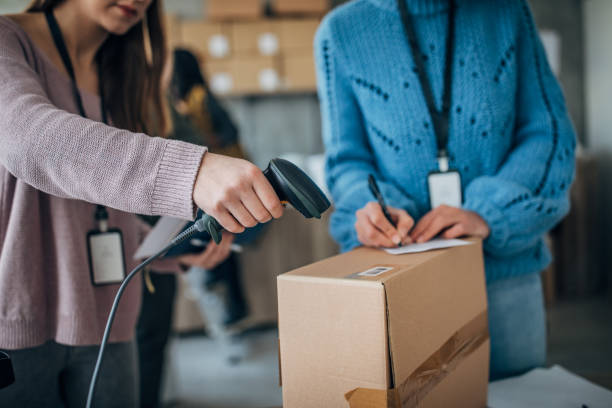 mulher usando leitor de código de barras para organizar pedidos de clientes para entrega de envio - bar code reader bar code checklist box - fotografias e filmes do acervo