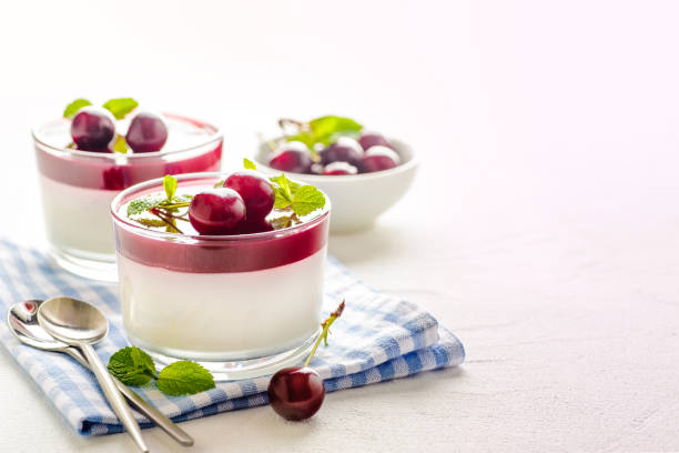 traditional italian creamy dessert panna cotta. - restaurant pasta italian culture dinner imagens e fotografias de stock