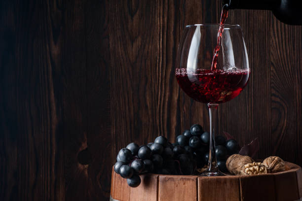 古い赤ワイン。ワインの伝統的な生産と貯蔵。 - 赤ワイン ストックフォトと画像