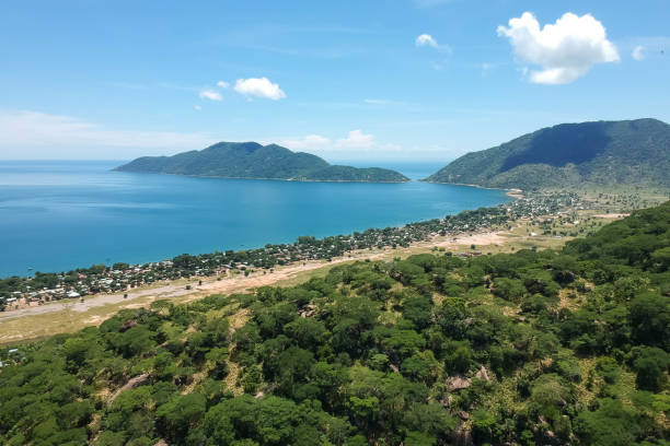 dron strzał pięknej zatoki z zielonymi górami w tle - republic of malawi zdjęcia i obrazy z banku zdjęć