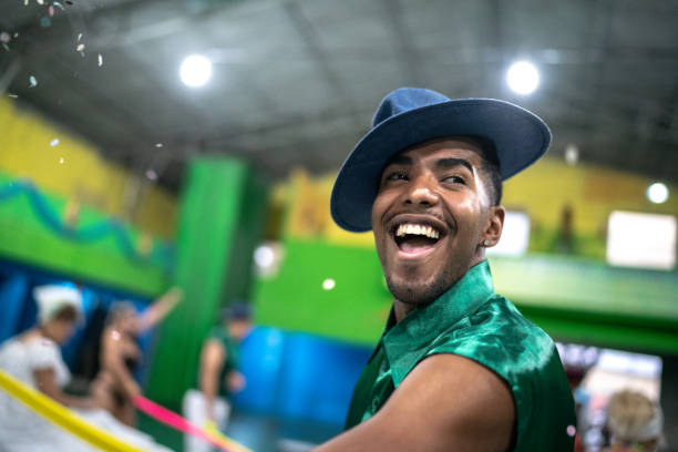 hombre (malandro) celebrando y bailando en el carnaval brasileño - samba dancing fotografías e imágenes de stock