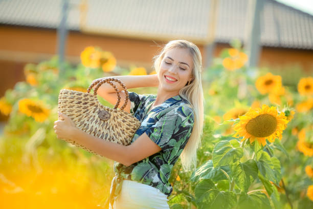 mujer en verano en un campo con girasoles - cut flowers women field single flower fotografías e imágenes de stock