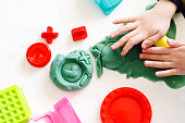 モデリング粘土で遊ぶ子供。キンダーガートでのモンテソーリ活動。カラフルな自家製のモデリング粘土。