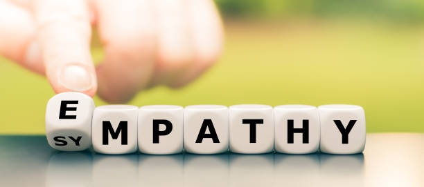 hand würfelt und ändert das wort "sympathie" in "empathie". - mental health professional mental illness change changing form stock-fotos und bilder