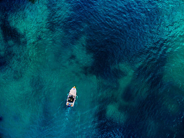 vue aérienne du bateau de vitesse et de la mer bleue en croatie. - motorboat nautical vessel speedboat lake photos et images de collection