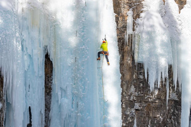 escalador de hielo en johnston canyon - cascada de hielo fotografías e imágenes de stock