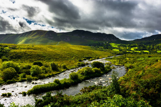 tal und fluss am ring of kerry in irland - scenics county kerry republic of ireland irish culture stock-fotos und bilder