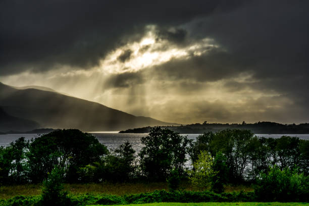 sonnenstrahlen am muckross lake im killarney nationalpark in irland - scenics county kerry republic of ireland irish culture stock-fotos und bilder