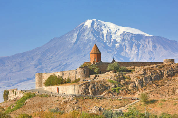monasterio de khor virap y monte ararat, armenia - mountain mountain peak environment caucasus fotografías e imágenes de stock