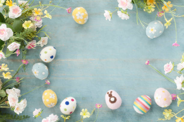 uova e fiori di pasqua su sfondo rustico in legno blu - wood eggs easter easter egg foto e immagini stock